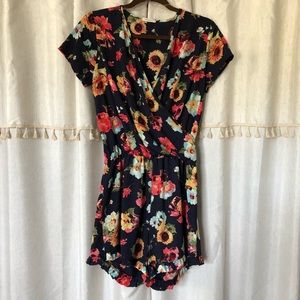 Navy & floral romper with ruffle detail 🌸🌼🌑